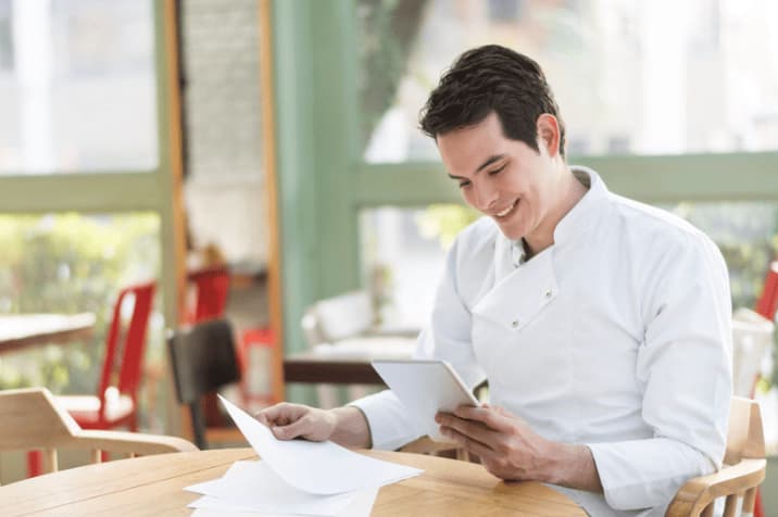 Chef al lavoro con ricette digitali