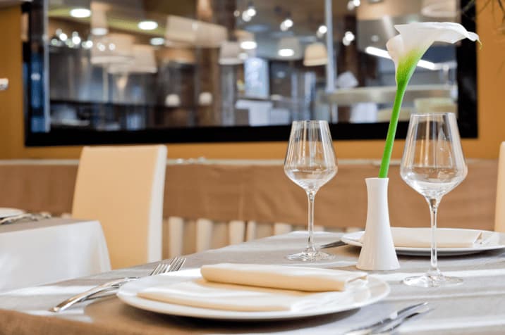 Sala ristorante apparecchiata