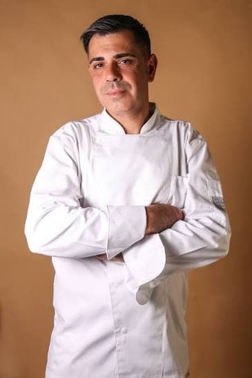 Arcangelo Gioia, chef e fondatore di Qubi, in giacca da cuoco